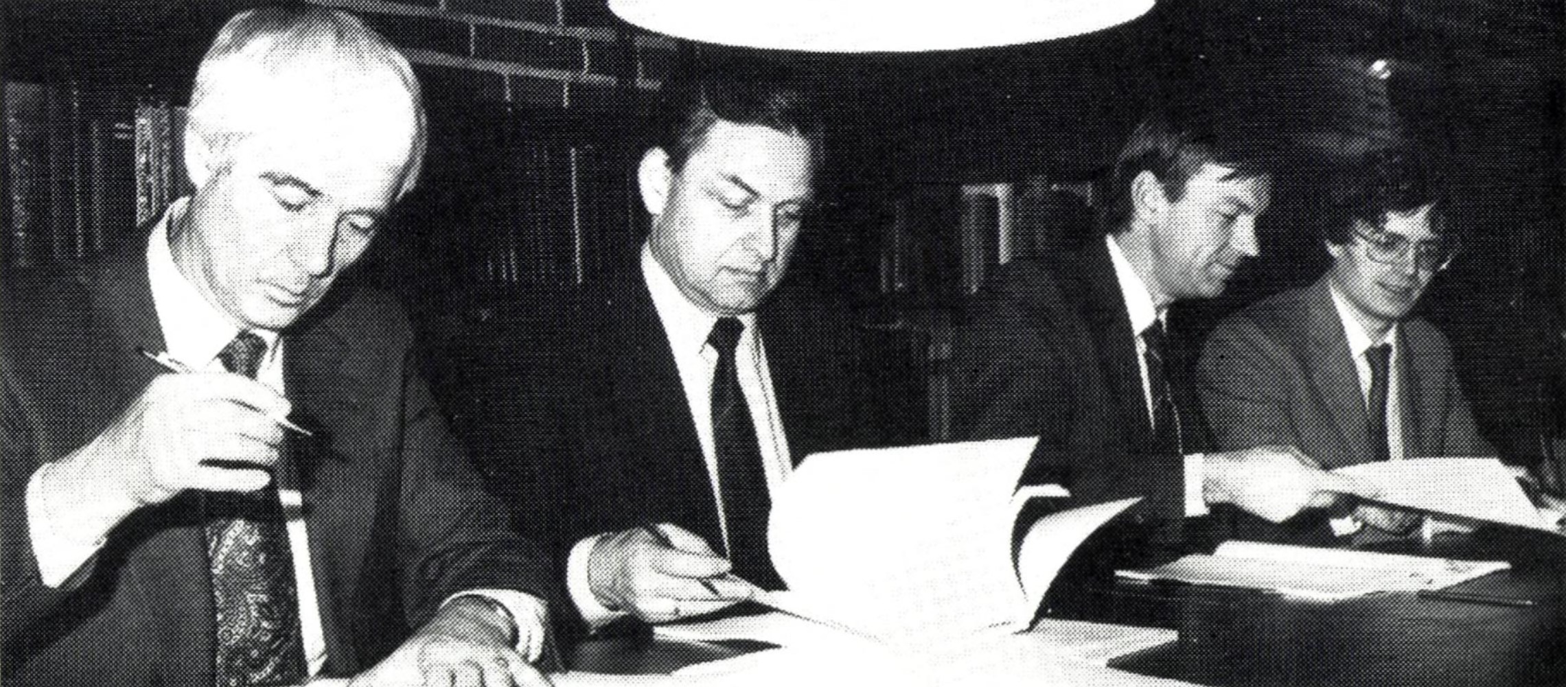 Avtalen om samlerørledningen "Westpipe" b/e undertegnet i Oslo. Fra venstre: Kjell Grinde, Saga, Tor Espedal, Statoil, Trygve Refvem, Norsk Hydro og Chr. Gueritte, Total. Foto: Terje S. Knudsen.