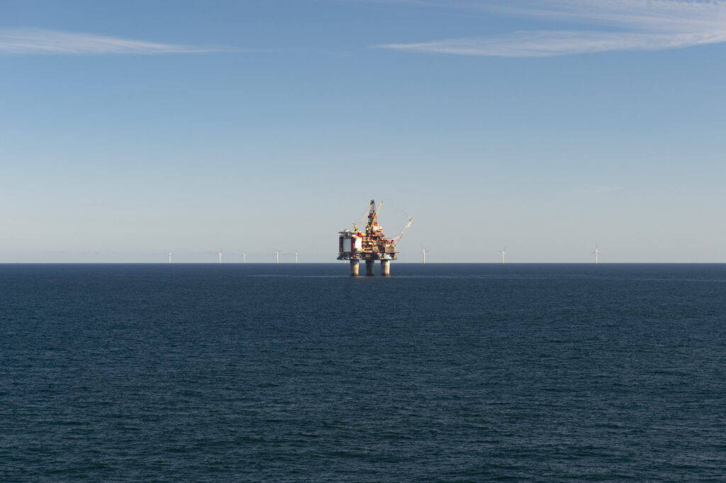 Gullfaks C og Hywind Tampen, fotografert fra Gullfaks A.