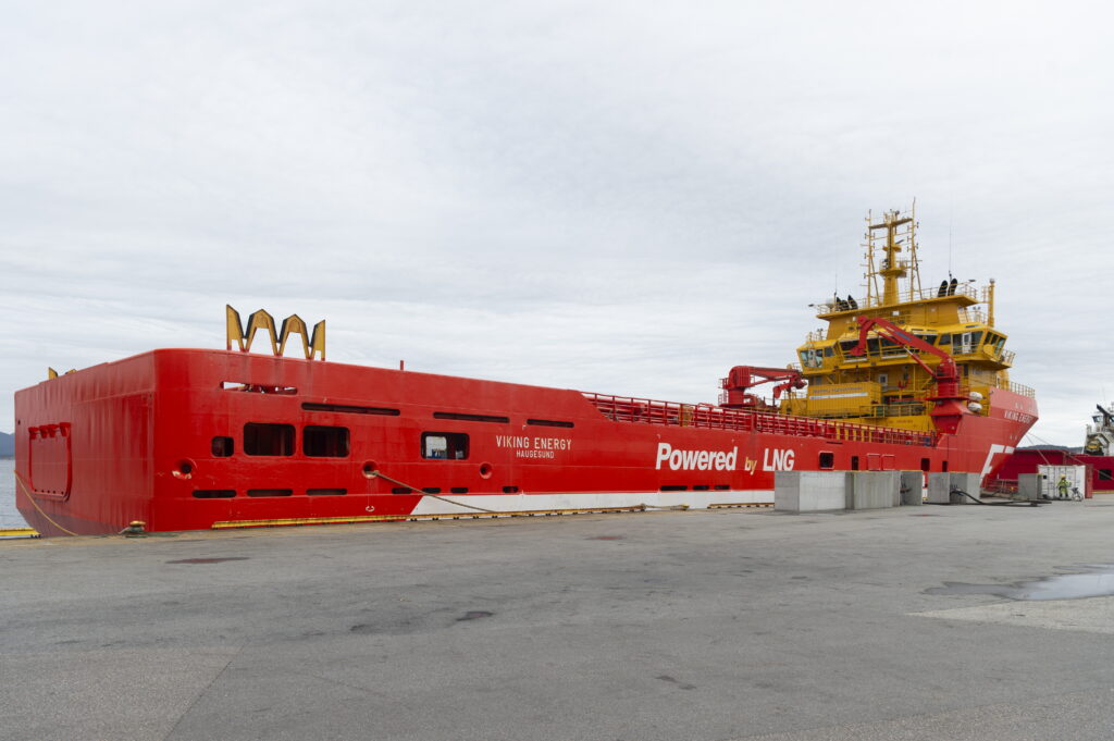 Forsyningsskipet Viking Energy ligger til kai på Mongstad forsyningsbase.