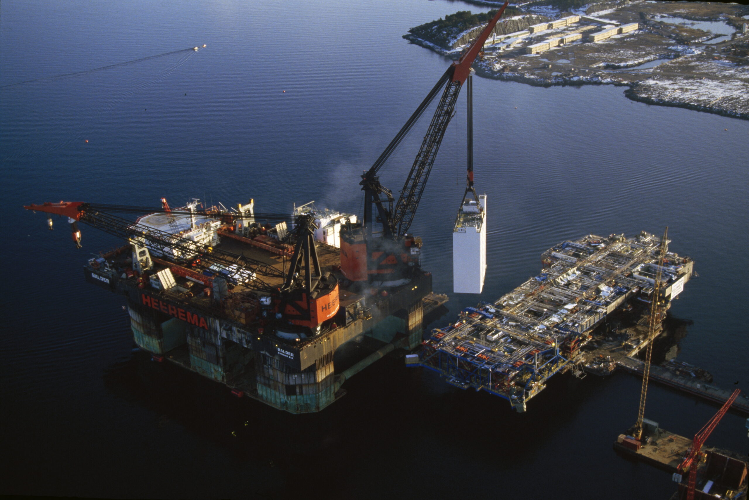 Løftefartøyet Balder løfter på plass en av boligmodulene på dekksrammen til Gullfaks A. Foto: Kyllingstad/Furunes/Equinor